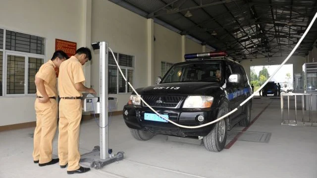 Lực lượng Cảnh sát giao thông kiểm định xe ô-tô.