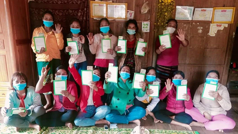 Phụ nữ dân tộc thiểu số tham gia mô hình tiết kiệm tín dụng thôn bản tự quản (VSLA) ở xã Tà Long, huyện Đakrông, Quảng Trị. (Ảnh: CARE Việt Nam)