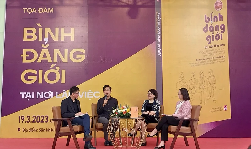 Các diễn giả trò chuyện tại tọa đàm. (Ảnh: Thanh Hoa)
