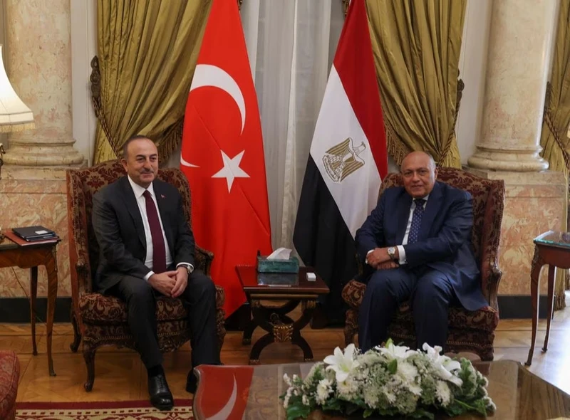 Bộ trưởng Ngoại giao Thổ Nhĩ Kỳ Mevlut Cavusoglu gặp người đồng cấp Ai Cập Sameh Shoukry tại Cairo (Ai Cập) ngày 18/3/2023. (Ảnh: Reuters)