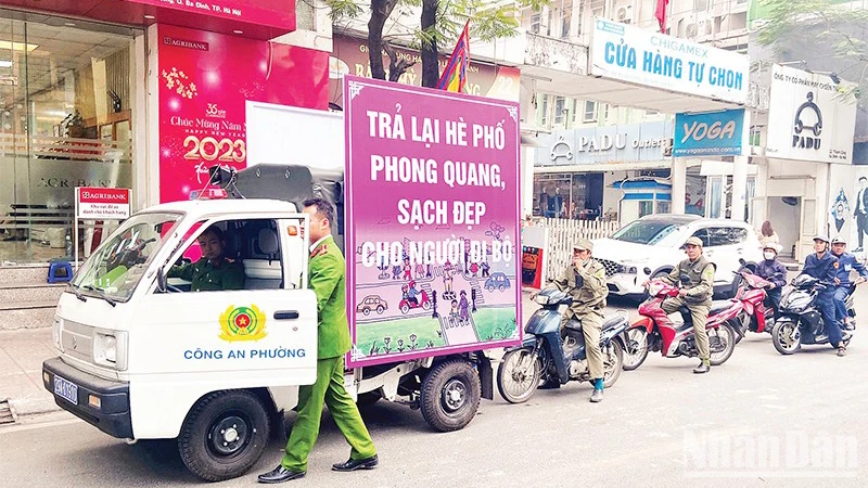 Lực lượng chức năng phường Thành Công, quận Ba Đình ra quân xử lý vi phạm trật tự đô thị. (Ảnh: nhandan.vn)