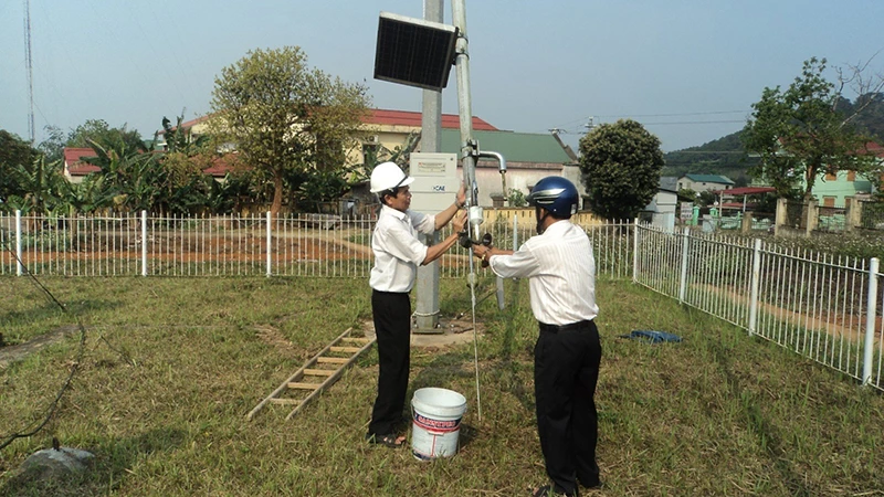 Cán bộ Đài Khí tượng thủy văn khu vực Trung Trung Bộ quan trắc và kiểm tra lắp đặt thiết bị quan trắc. (Ảnh: VNMHA).