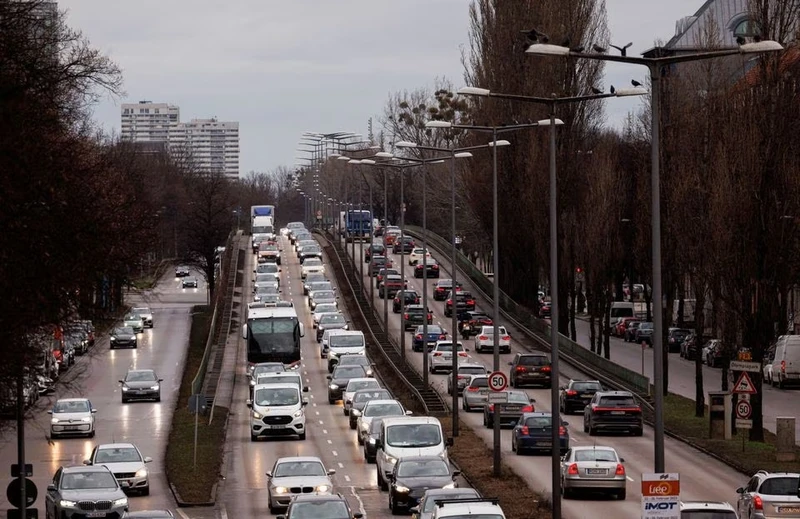 Ô-tô đi lại ở Munich, Đức, ngày 1/2/2023. (Ảnh: Reuters) 