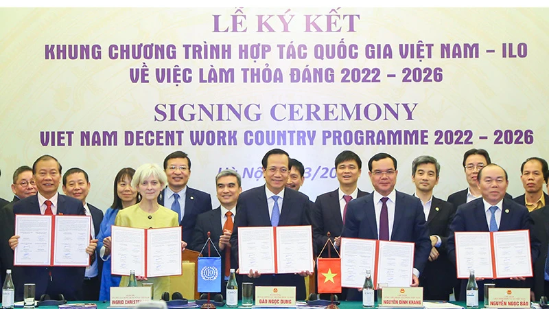 Ký kết Khung Chương trình quốc gia về việc làm thỏa đáng giai đoạn 2022-2026 giữa ILO và các đối tác tại Việt Nam.
