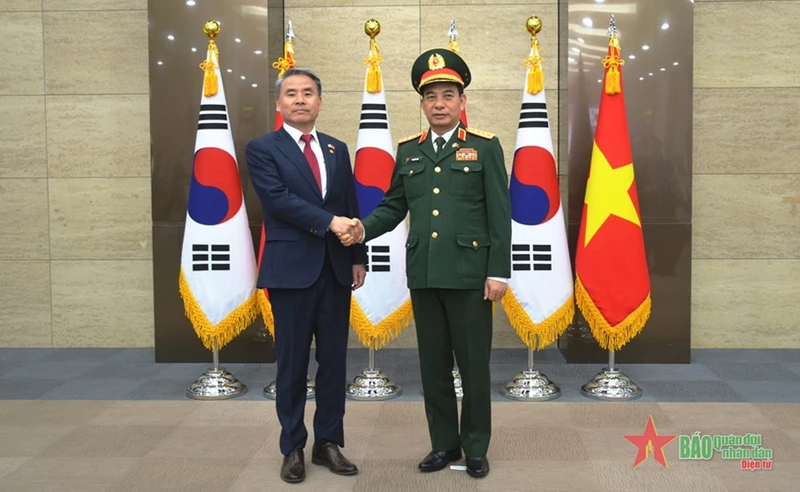 Bộ trưởng Phan Văn Giang và Bộ trưởng Lee Jong Sup chụp ảnh chung trước khi bước vào hội đàm. (Ảnh: qdnd.vn)