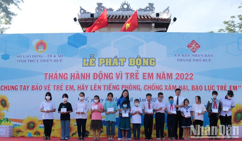 Trao học bổng cho trẻ em khó khăn ở các cơ sở, trung tâm bảo trợ xã hội đã đạt thành tích cao trong học tập tại Tháng hành động vì trẻ em năm 2022. (Ảnh: Công Hậu)