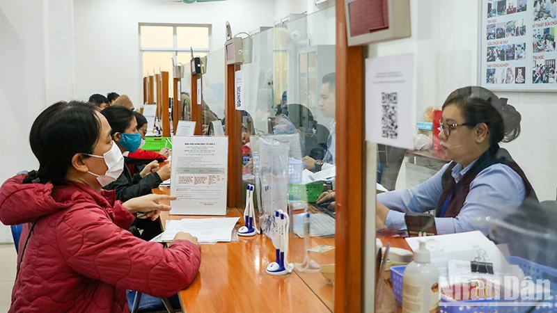 Người lao động có thể đăng ký nhận trợ cấp thất nghiệp để bảo lưu thời gian tham gia bảo hiểm xã hội. (Ảnh: NHẬT QUANG) 