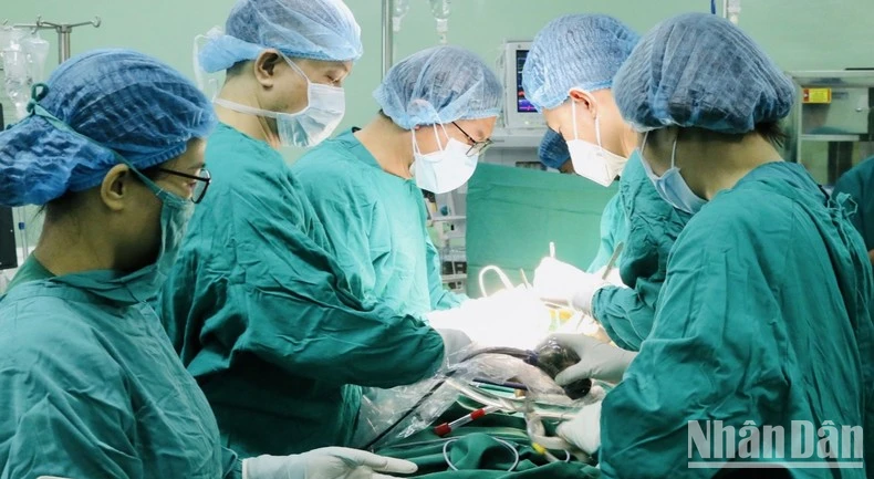 Phẫu thuật cho bệnh nhân tại Bệnh viện Trung ương Thái Nguyên. (Ảnh: Bình Tâm)
