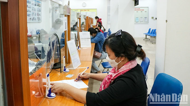 Lao động làm thủ tục về bảo hiểm thất nghiệp tại Trung tâm Dịch vụ việc làm Hà Nội. (Ảnh: Thủy Nguyên)