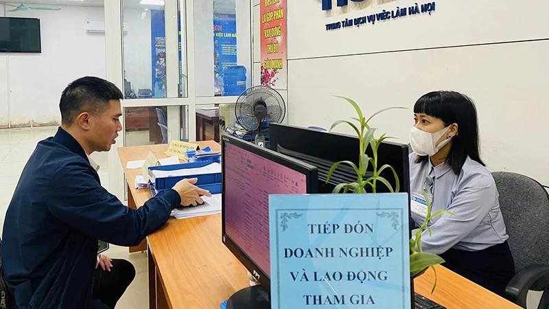 Lao động tìm hiểu thông tin tại Trung tâm Dịch vụ việc làm Hà Nội. (Ảnh: HCES)