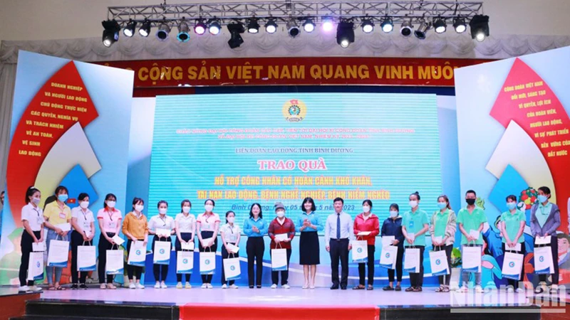 Các đại biểu và ban tổ chức trao quà cho công nhân lao động có hoàn cảnh khó khăn, tai nạn lao động, bệnh nghề nghiệp, bệnh hiểm nghèo.
