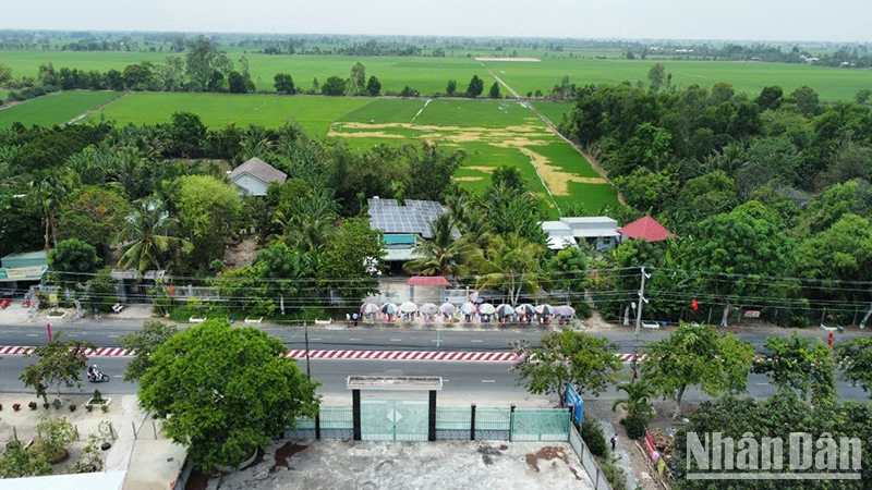 Khu vực nhà dân (ngôi nhà ở giữa ảnh) bị thu hồi đất làm đường dẫn cao tốc Châu Đốc - Cần Thơ - Sóc Trăng, đoạn nút giao cầu vượt đường tỉnh 943, huyện Thoại Sơn, tỉnh An Giang. (Ảnh: Quốc Dũng)
