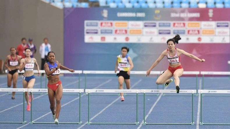 Chiều 11/5, Nguyễn Thị Huyền lập kỷ lục của điền kinh Đông Nam Á ở cự ly 400m rào nữ với thành tích 56 giây 29, cán mốc 12 Huy chương Vàng SEA Games trong sự nghiệp. (Ảnh: TTXVN)