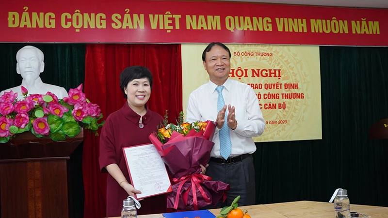 Thứ trưởng Đỗ Thắng Hải trao quyết định bổ nhiệm cho đồng chí Trương Thu Hiền. (Ảnh: Moit)