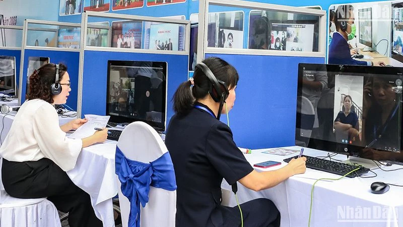 Phỏng vấn trực tuyến người lao động tại Ngày hội gắn kết giáo dục nghề nghiệp Thủ đô với thị trường lao động, ngày 14/5/2023. (Ảnh: Hà Nam)