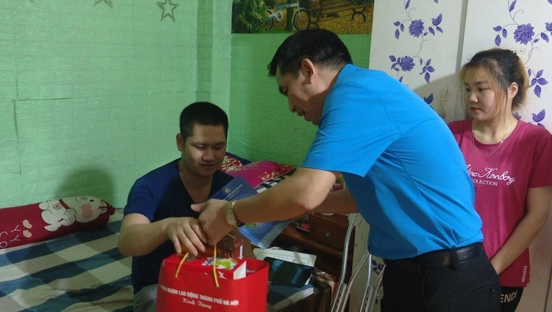Liên đoàn Lao động Hà Nội tặng quà công nhân bị tai nạn lao động. (Ảnh: nhandan.vn)