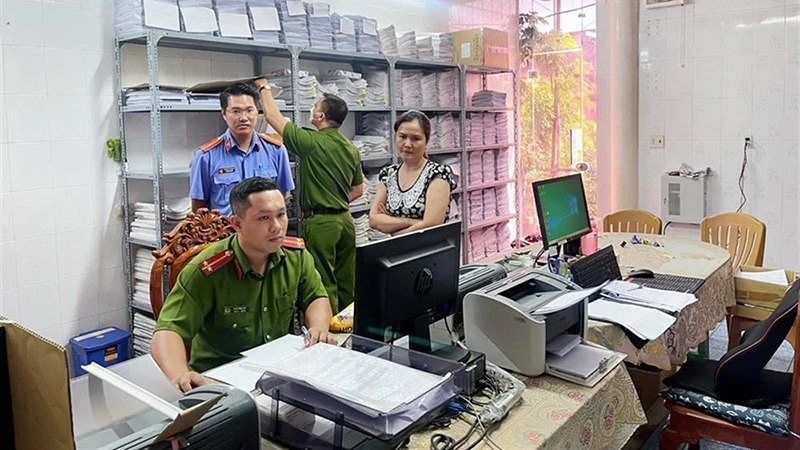 Công an Đồng Nai khám xét một phòng khám đa khoa liên quan đến vi phạm cấp giấy chứng nhận nghỉ việc hưởng bảo hiểm xã hội. (Ảnh: MPS)