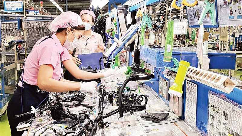 Sản xuất dây dẫn điện tại Công ty TNHH Yazaki EDS Việt Nam ở thành phố Dĩ An, tỉnh Bình Dương. (Ảnh: TRỊNH BÌNH)