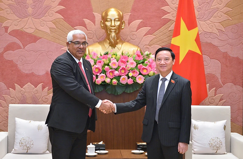 Phó Chủ tịch Quốc hội Nguyễn Khắc Định và Bộ trưởng Bộ Tư pháp Cuba Oscar Manuel Silvera Martinez. (Ảnh: quochoi.vn)