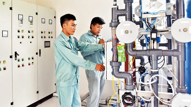 Công nhân Trạm cấp nước Nam Sơn 3, xã Nam Sơn, huyện Sóc Sơn, Hà Nội. (Ảnh: ĐĂNG DUY)