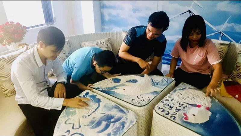 Du khách trải nghiệm vẽ cát tại Cà phê S-Happy