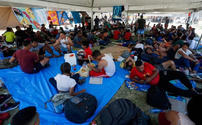Những người xin tị nạn, chủ yếu đến từ Venezuela, nghỉ ngơi trong lều do chính quyền Mexico dựng gần biên giới ở Nuevo Laredo, Mexico, ngày 27/6/2023. (Ảnh: Reuters)