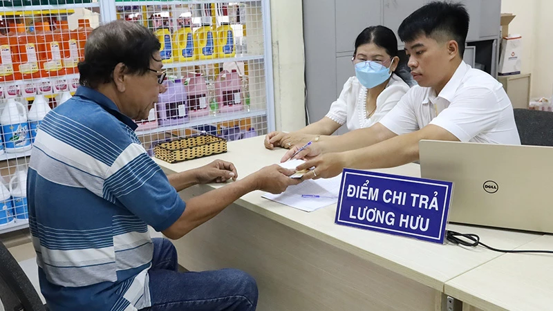 Chi trả lương hưu, trợ cấp bảo hiểm xã hội tại tỉnh Tây Ninh trong sáng ngày 14/8. (Ảnh: Tâm Trung)
