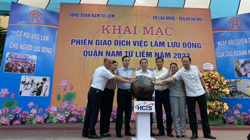 Nhấn nút khai mạc phiên giao dịch việc làm lưu động quận Nam Từ Liêm. (Ảnh: HCES)