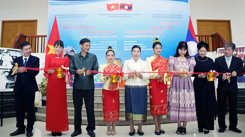 Cắt băng khai mạc Trưng bày chuyên đề 'Đất nước, con người và văn hóa Việt Nam'. (Ảnh: TTXVN)