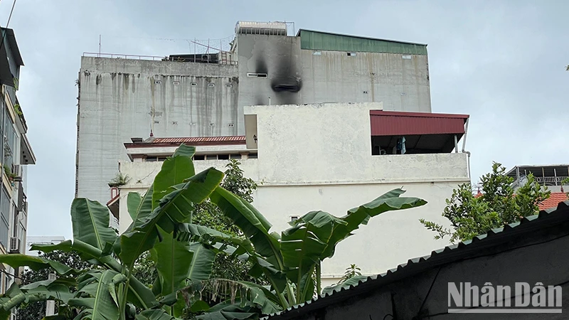 Hiện trường sau vụ cháy chung cư mini tại Khương Hạ, quận Thanh Xuân, Hà Nội. (Ảnh: NHẬT QUANG)