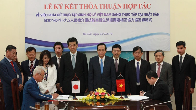 Ký Thỏa thuận hợp tác phái cử thực tập sinh hộ lý Việt Nam sang Nhật Bản giữa Trung tâm Lao động ngoài nước và Hiệp hội Chăm sóc y tế Osaka Nhật Bản, tháng 7/2019 (Ảnh: Molisa)