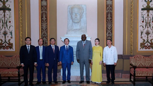 Chủ tịch Quốc hội Esteban Lazo, Phó Thủ tướng Trần Hồng Hà và các thành viên đoàn công tác chụp ảnh lưu niệm trước tượng Anh hùng dân tộc Jose Marti đặt trong toà nhà Quốc hội Cuba . (Ảnh: VGP)