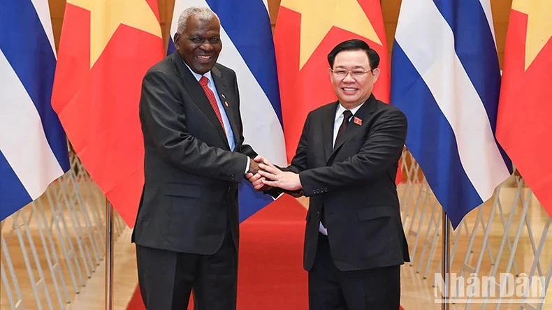 Chủ tịch Quốc hội Vương Đình Huệ và Chủ tịch Quốc hội Cuba Esteban Lazo Hernandez. (Ảnh: DUY LINH)