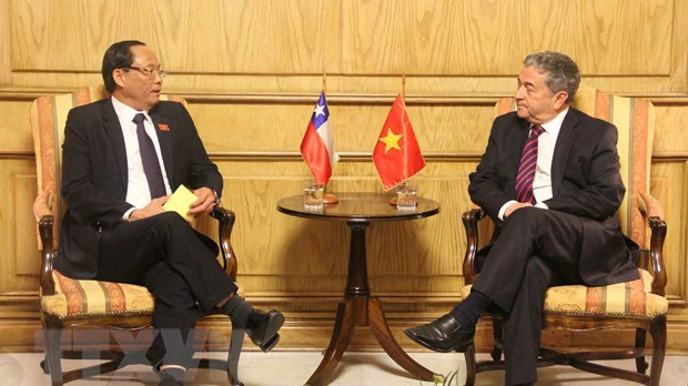 Phó Chủ tịch Quốc hội Trần Quang Phương hội đàm với Chủ tịch Thượng viện Chile Juan Antonio Coloma. (Ảnh: TTXVN)