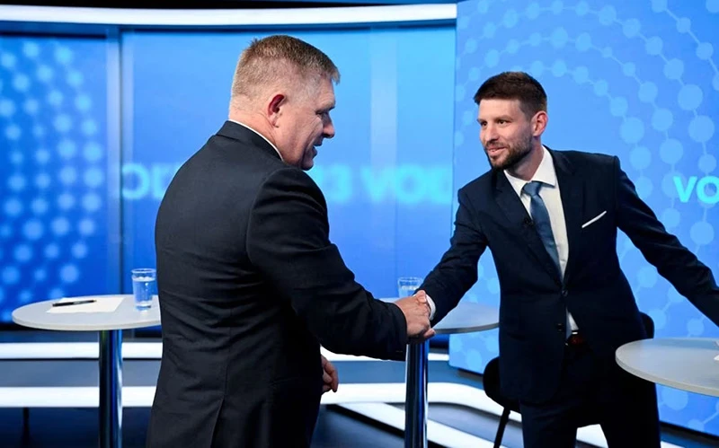 Các ứng viên Robert Fico, lãnh đạo đảng đảng Dân chủ Xã hội Smer (Smer-SD) và Michal Simecka, lãnh đạo phong trào Cấp tiến Slovakia (PS), bắt tay chào nhau trước cuộc tranh luận trên truyền hình tại TV TA3, trước cuộc bầu cử quốc hội sớm của Slovakia tại Bratislava ngày 26/9/2023. (Ảnh: REUTERS)
