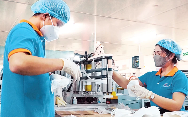 Lao động ở Công ty TNHH Sản xuất Thương mại thiết bị Nam Anh, Thành phố Hồ Chí Minh (Ảnh minh họa: QUANG QUÝ)