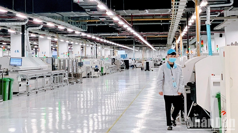 Lao động tại nhà máy sản xuất của Công ty Pegatron Việt Nam, khu công nghiệp DEEP C Hải Phòng. (Ảnh: Quang Dũng)