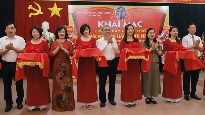 Các đại biểu cắt băng khai mạc trưng bày chuyên đề "Thái Bình in dấu chân Người".