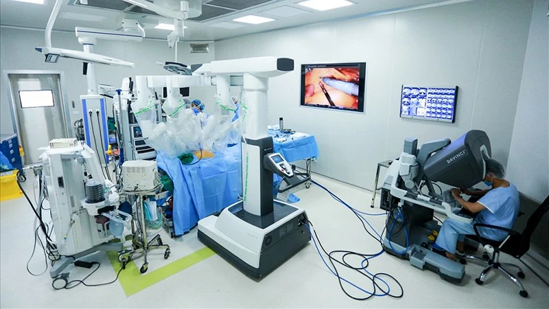 Phẫu thuật ung thư đường tiêu hóa bằng robot tại Bệnh viện K. (Ảnh THÁI HÀ)