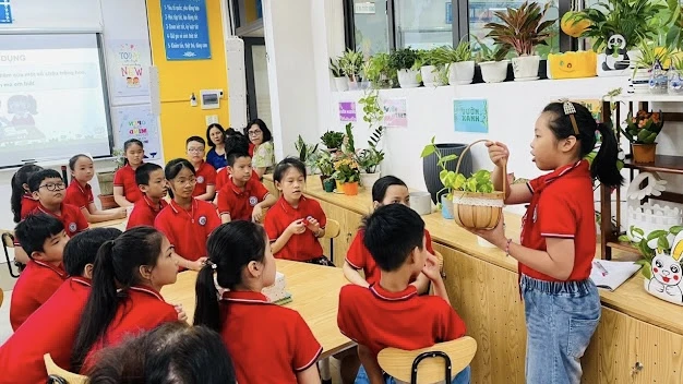 Giáo viên lồng ghép giáo dục kỹ năng sống bảo vệ môi trường vào tiết dạy môn Công nghệ tại Trường tiểu học Thành Công B (quận Ba Đình, Hà Nội).