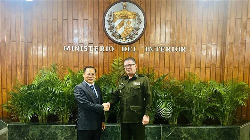 Thứ trưởng Nguyễn Văn Long và Trung tướng Lázaro Alberto Álvarez Casas, Ủy viên Bộ Chính trị, Bộ trưởng Nội vụ Cuba. (Ảnh: MPS)