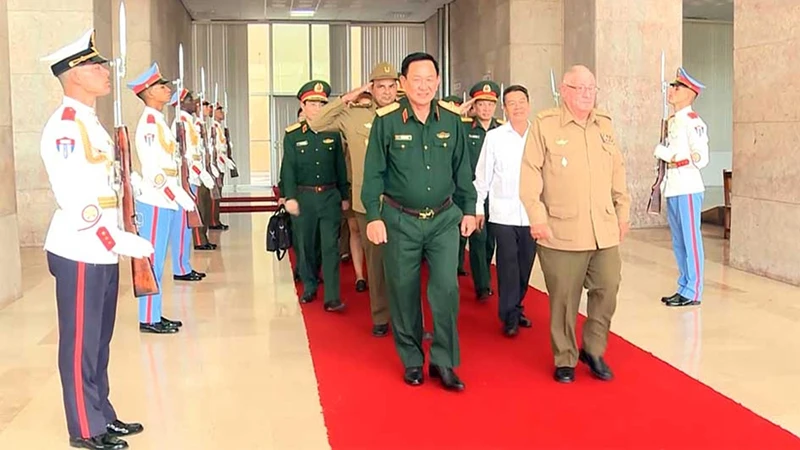 Thượng tướng Álvaro López Miera nồng nhiệt chào đón Thượng tướng Võ Minh Lương. (Ảnh: qdnd.vn)