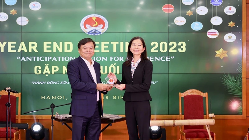Thứ trưởng Nông nghiệp và Phát triển nông thôn Nguyễn Hoàng Hiệp chúc mừng Điều phối viên thường trú của Liên hợp quốc tại Việt Nam Pauline Tamesis đảm nhận vị trí Đồng Chủ tịch Đối tác giảm nhẹ rủi ro thiên tai. (Ảnh: Ban tổ chức) 