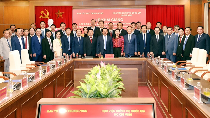 Đại biểu và học viên Lớp bồi dưỡng chụp ảnh chung. (Ảnh: hcma.vn)