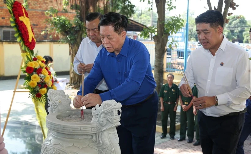 Trưởng Ban Tuyên giáo Trung ương Nguyễn Trọng Nghĩa thắp hương tưởng niệm tại Nhà bia tưởng niệm Liệt sĩ Sư đoàn 9, Quân đoàn 4. (Ảnh: TTXVN)