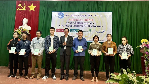 Phó Tổng Giám đốc Bảo hiểm xã hội Việt Nam Đào Việt Ánh trao thẻ bảo hiểm y tế, sổ bảo hiểm xã hội cho người dân khó khăn ở huyện Tân Yên, Bắc Giang. (Ảnh: VSS)