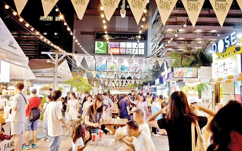 Một khu phố ẩm thực sầm uất ở Bangkok, Thái Lan. Ảnh: ĐINH TRƯỜNG