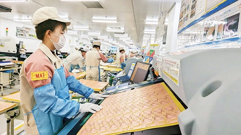 Lao động tại Công ty trách nhiệm hữu hạn Meiko Việt Nam, khu công nghiệp Thạch Thất, Hà Nội. Ảnh: nhandan.vn