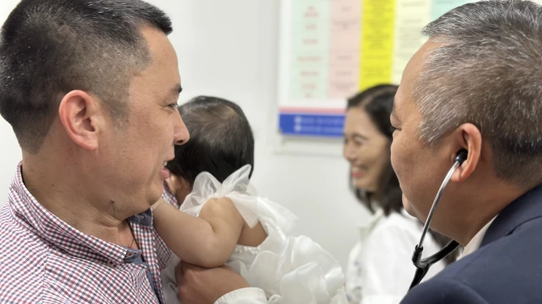 Khám cho trẻ tại Khoa Nhi (Bệnh viện Đại học Y Hà Nội). Ảnh: nhandan.vn 