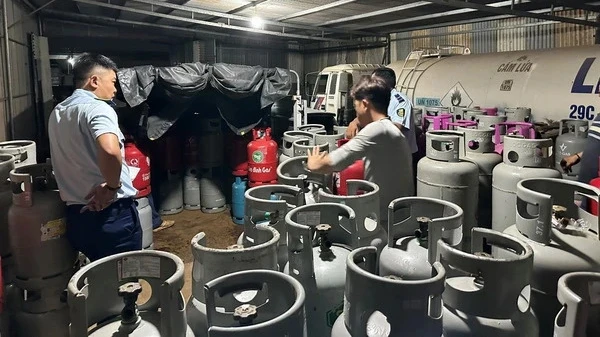 Lực lượng chức năng kiểm tra cơ sở sang chiết gas trái phép tại khu công nghiệp Biên Hòa 1, Đồng Nai, ngày 26/9/2023. Ảnh: THIÊN VƯƠNG